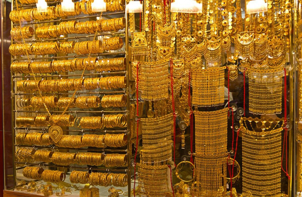 Explore Dubai Gold Souk, learn about the distance from the airport, transportation options, flights from London to Dubai, and how gold prices compare globally in this detailed guide!