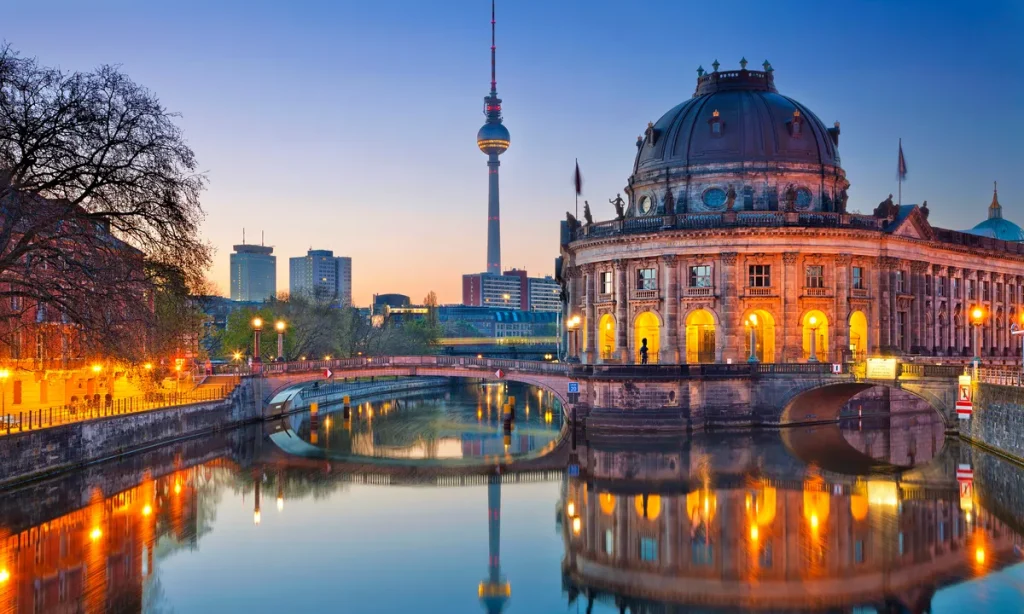 Discover the top places to visit in Germany, including ticket prices, best times to visit, nearby locations, and nearest airports. Plan your journey from London to Germany with ease and enjoy an unforgettable adventure!