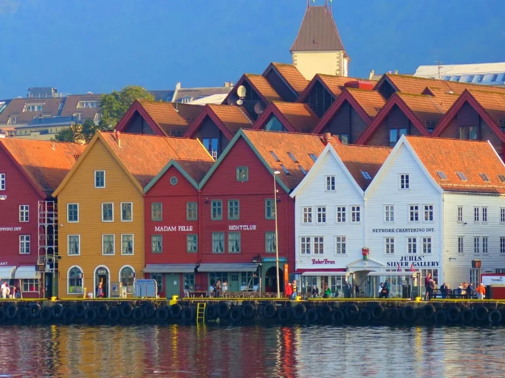 Discover the top places to visit in Bergen Norway, including ticket prices, the best time to visit, nearby locations, and travel tips from London to Bergen. Explore the beauty of Norway’s gateway to the fjords!